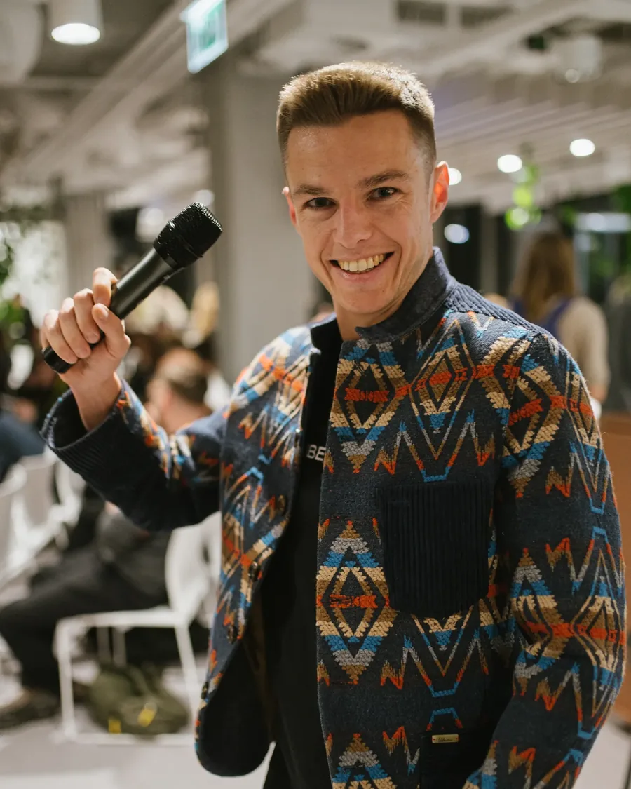 Igor Pielas z mikrofonem podczas wystąpienia
